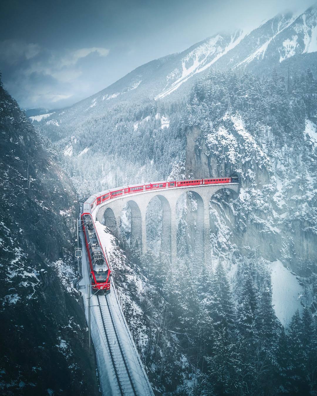  瑞士雪中的火车，来自摄影师Cuma Cevik。 