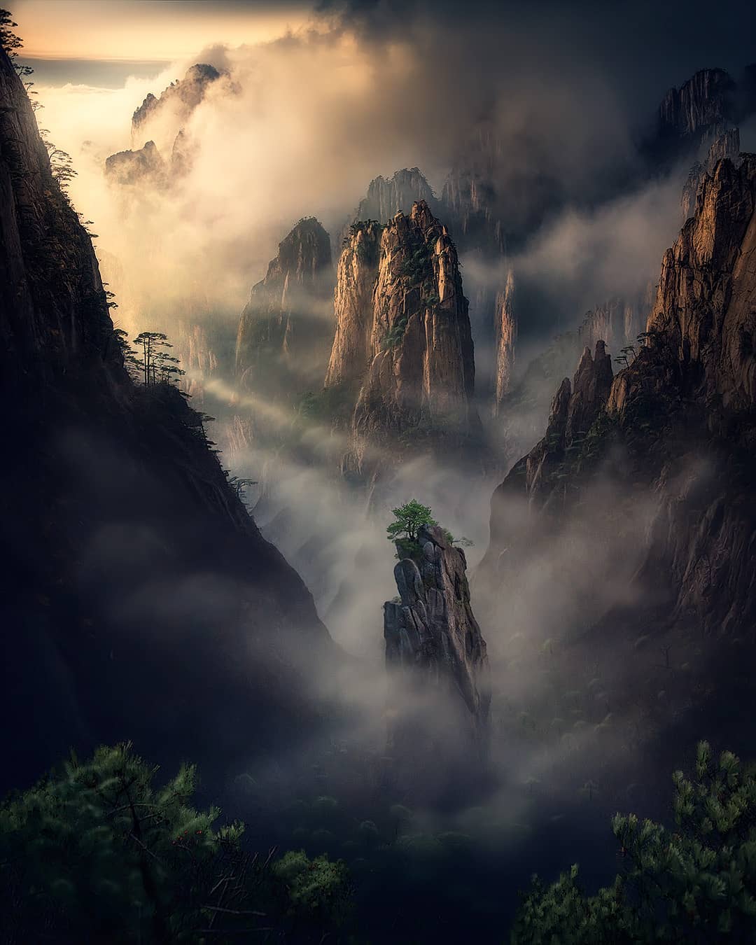  日落下的黄山，来自摄影师Max Rive。 