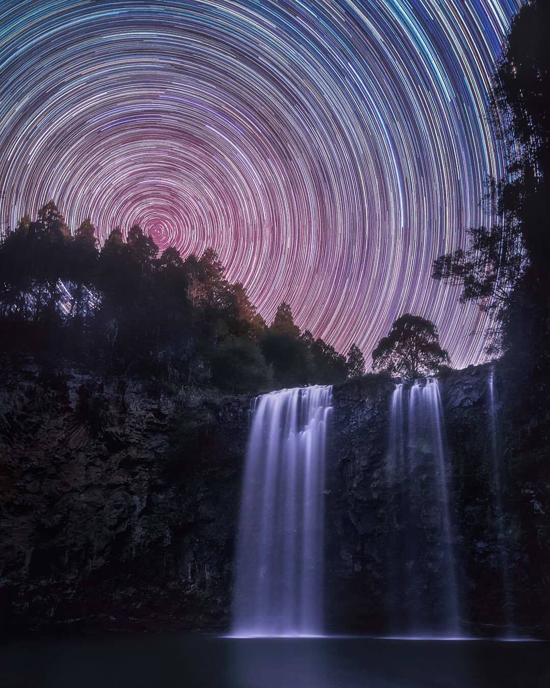  瀑布与星轨，来自摄影师Heesoo Chung。 