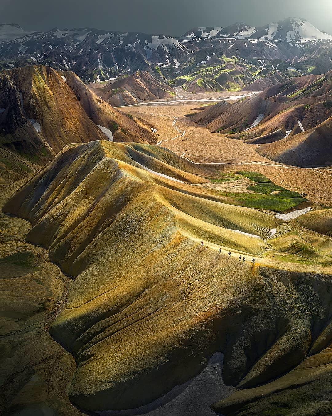  冰岛群山间徒步的人，来自摄影师Arnar Kristjansson。 