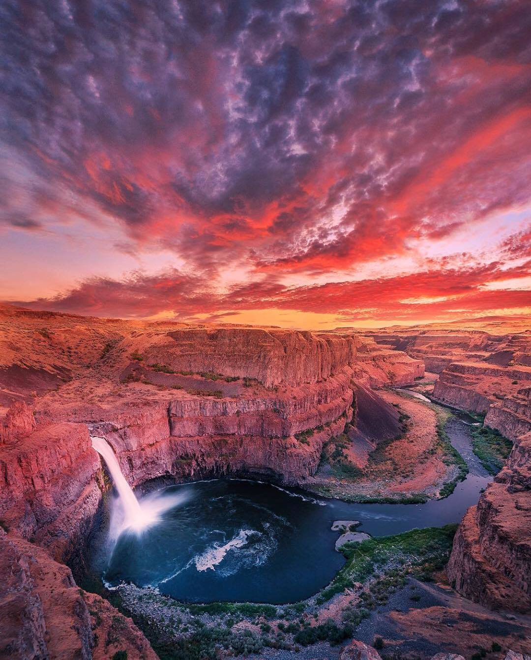  黄昏下的瀑布，Niaz Uddin摄于华盛顿州帕卢斯。 