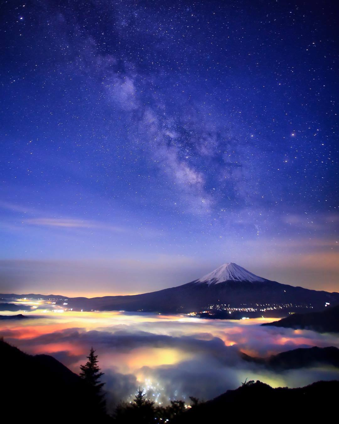  富士山上的星空，来自摄影师Hashimuki。 