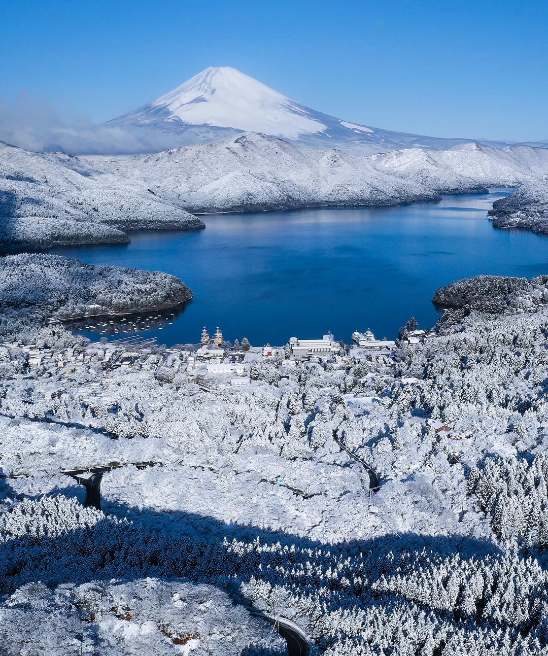 大雪覆盖的富士山来自摄影师hashimuki