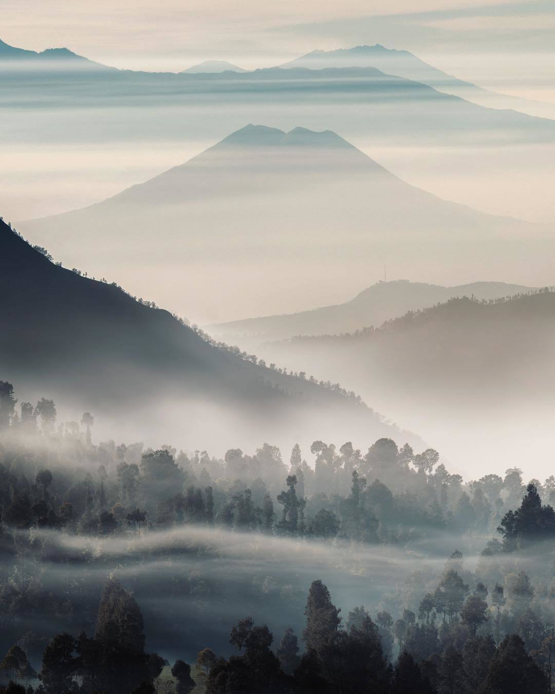  日出下的东爪哇，来自摄影师Emmett Sparling。 
