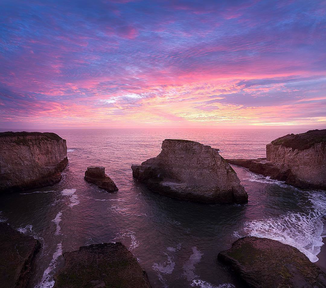  晨光中的海岸，来自摄影师Louis Chan。 