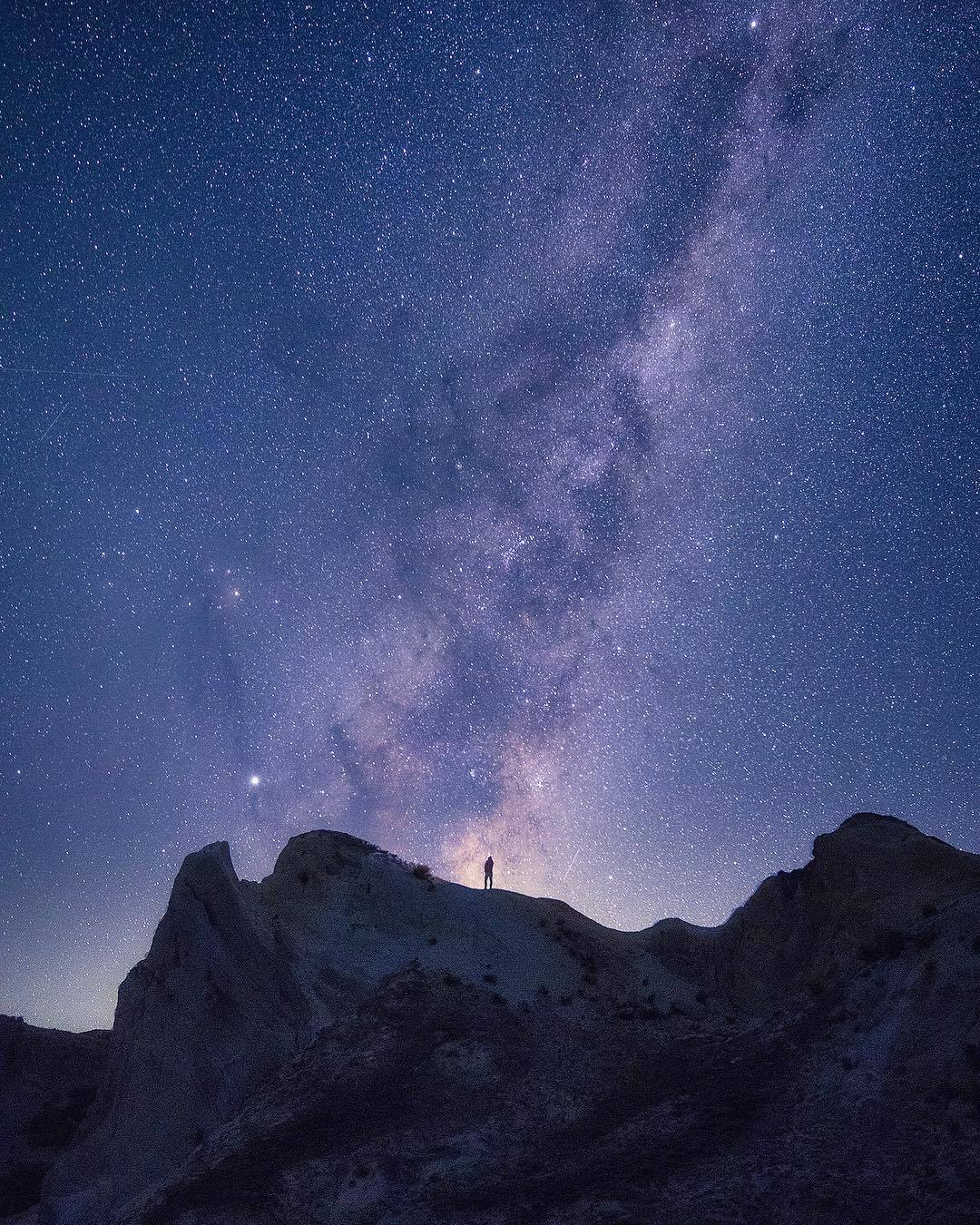  星空与人，Lee Cook摄于新西兰。 
