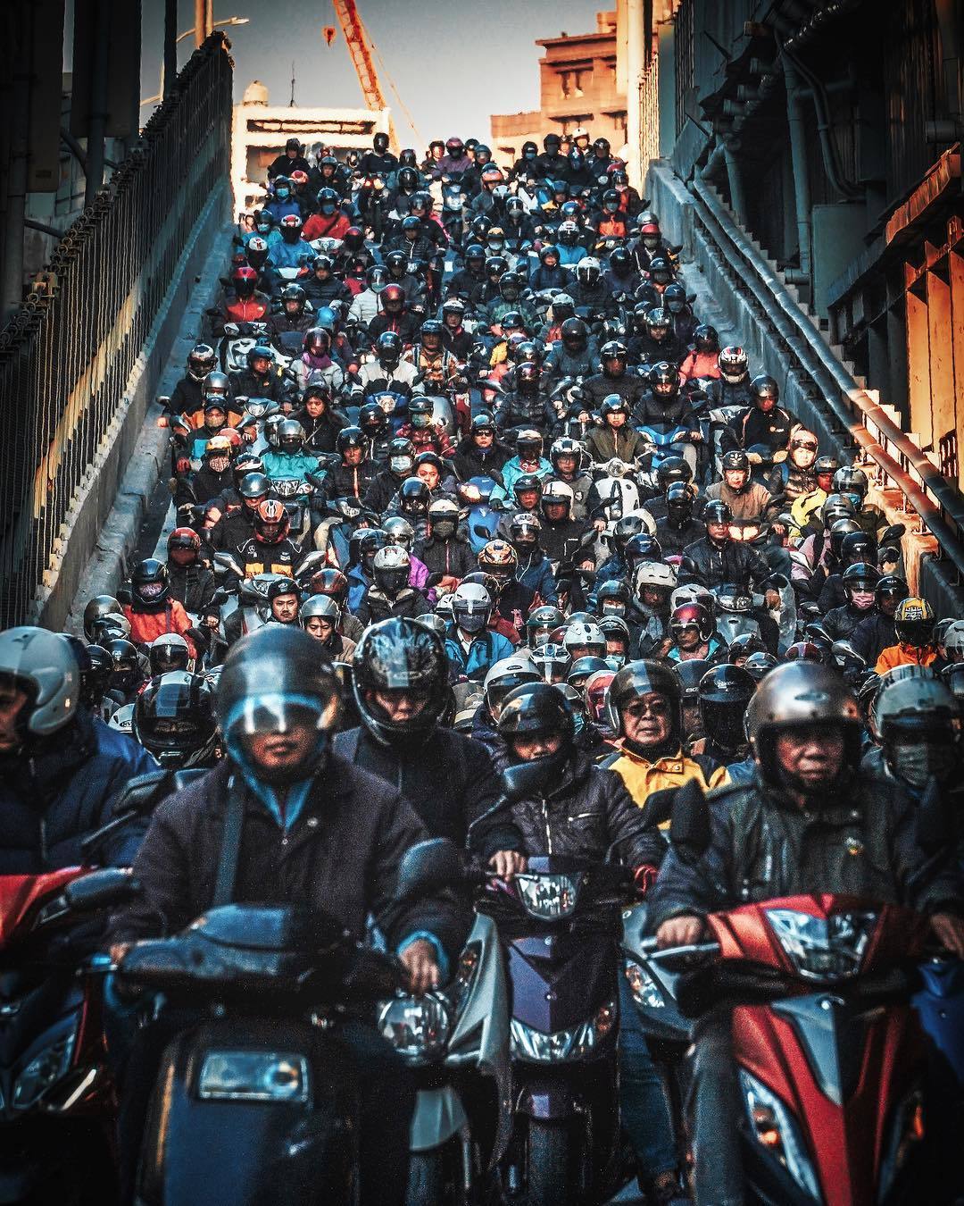  台北的通勤路口，来自摄影师Amatou。 