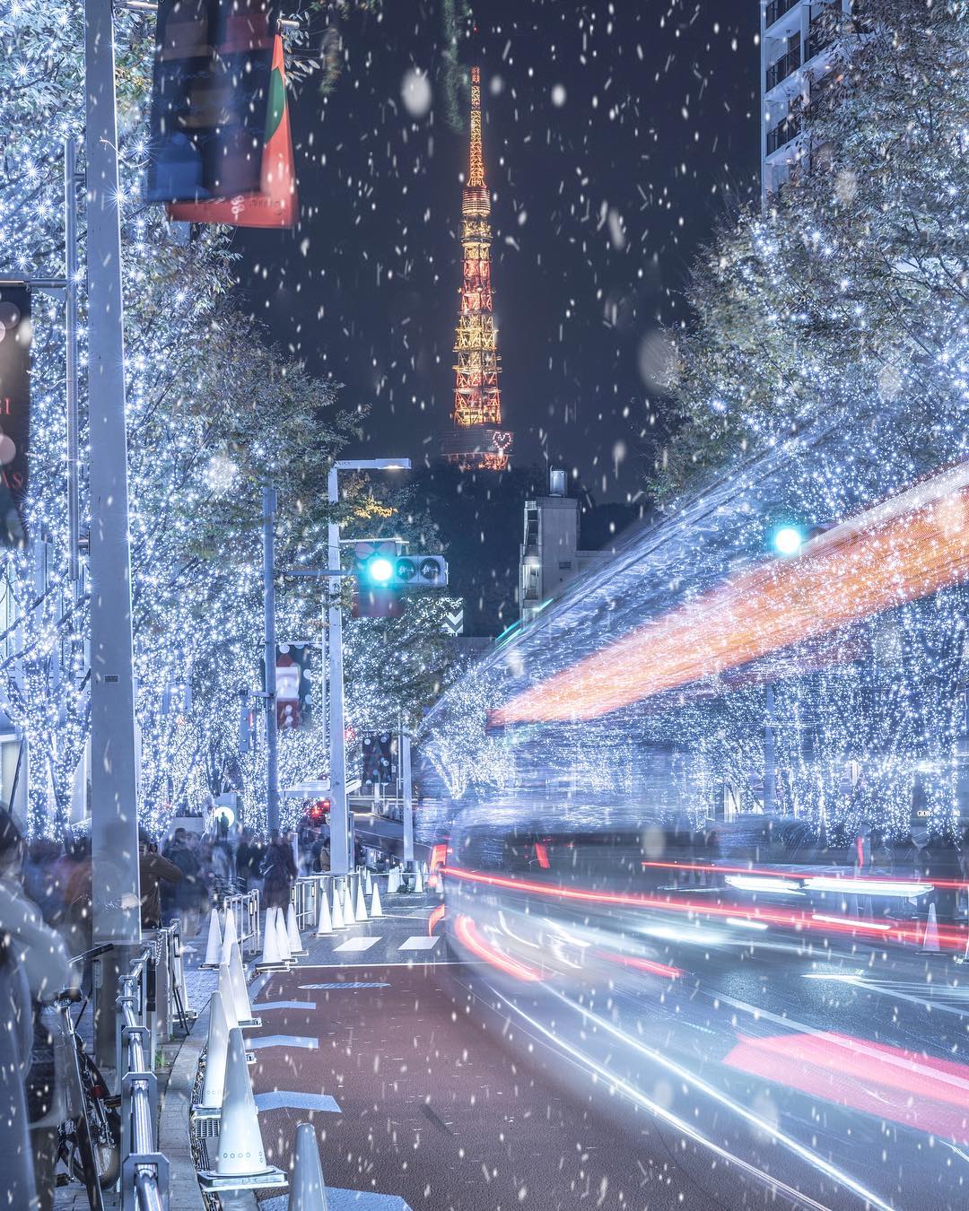  雪天的街道，来自摄影师Bumpnikkejupiter。 