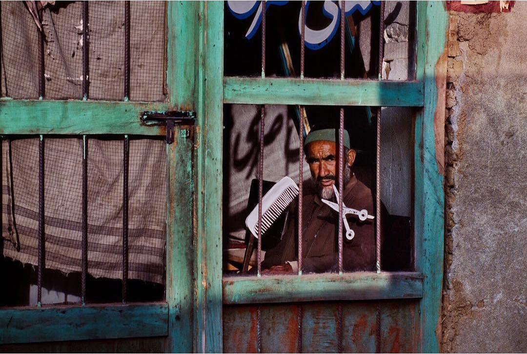  阿富汗巴米扬的一家理发店，Steve McCurry摄于2006年。 
