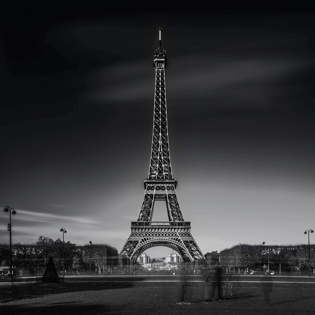 黑白镜头下的埃菲尔铁塔来自摄影师razmi