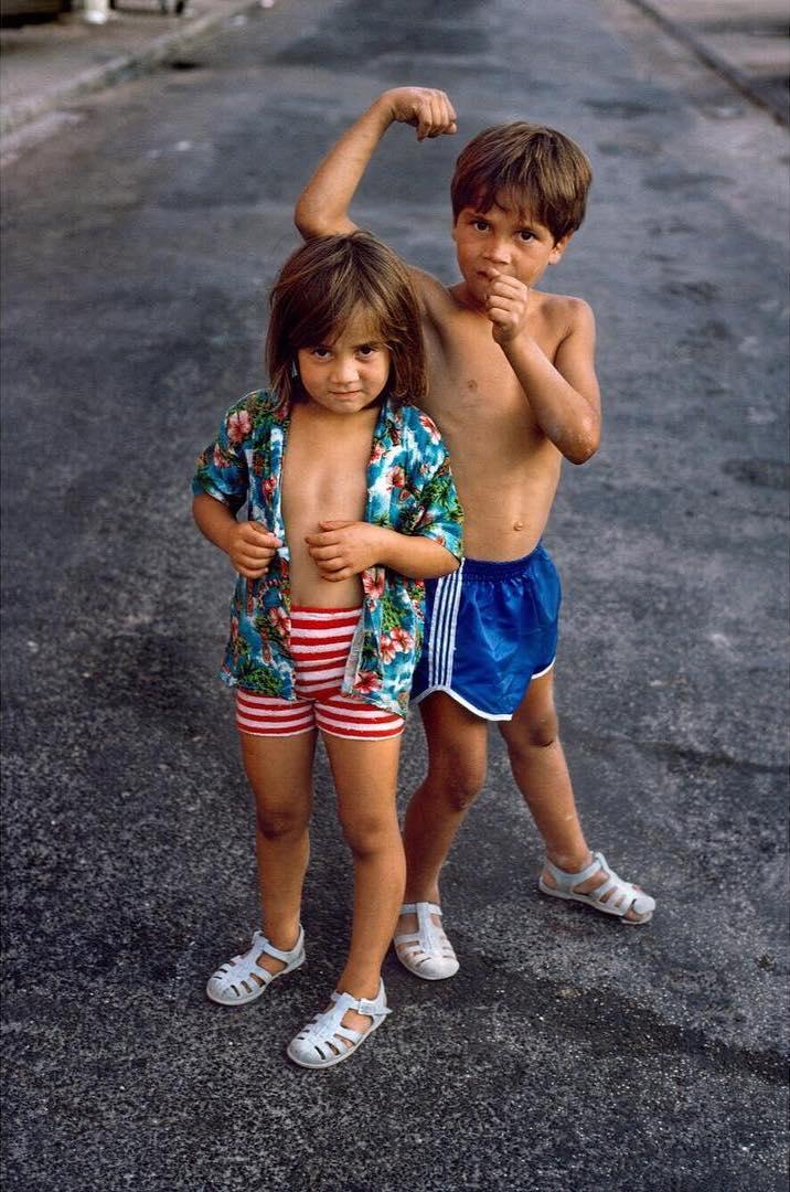  在街上玩耍的兄妹，Steve McCurry摄于1988年法国马赛。 