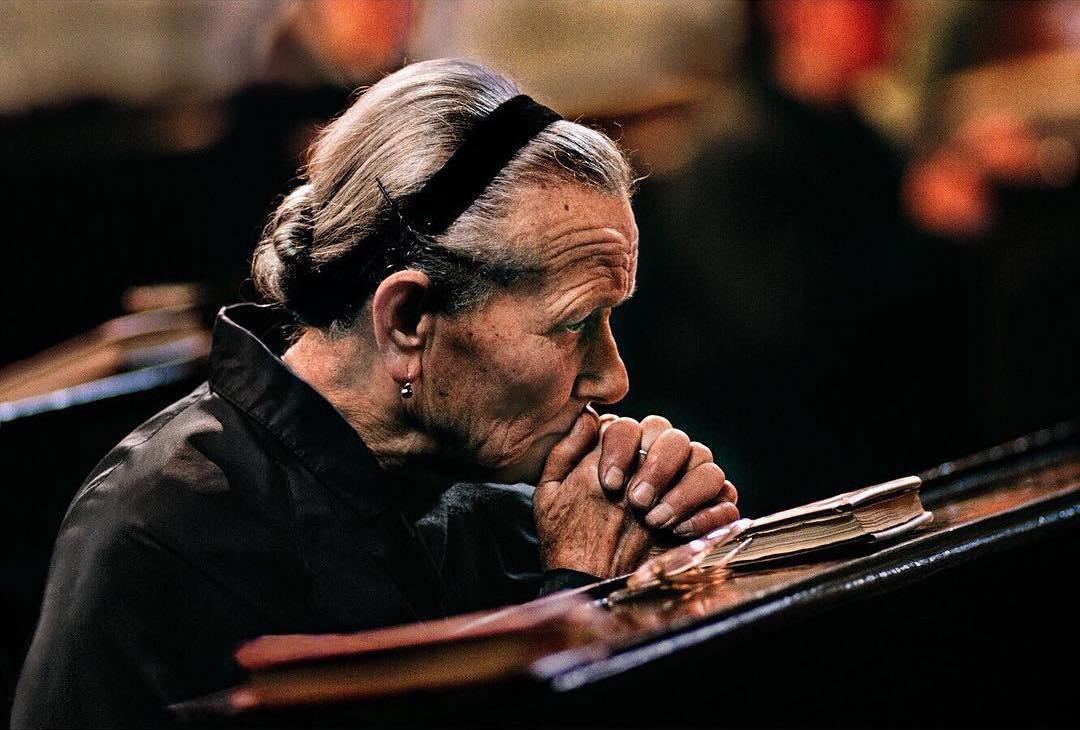 在教堂祈祷的老人stevemccurry摄于1988年匈牙利布达佩斯