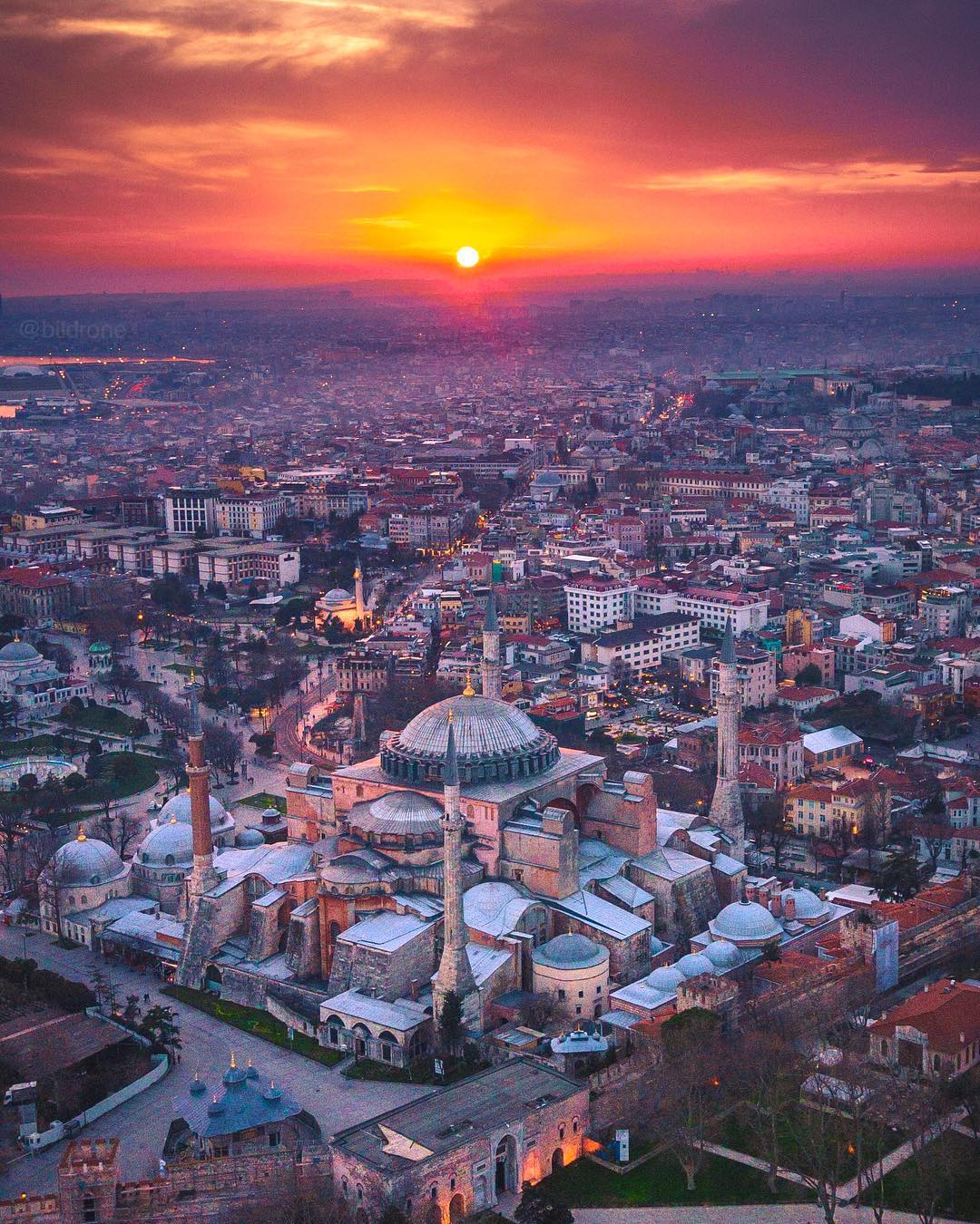日落下的伊斯坦布尔圣索菲亚大教堂来自摄影师bildrone