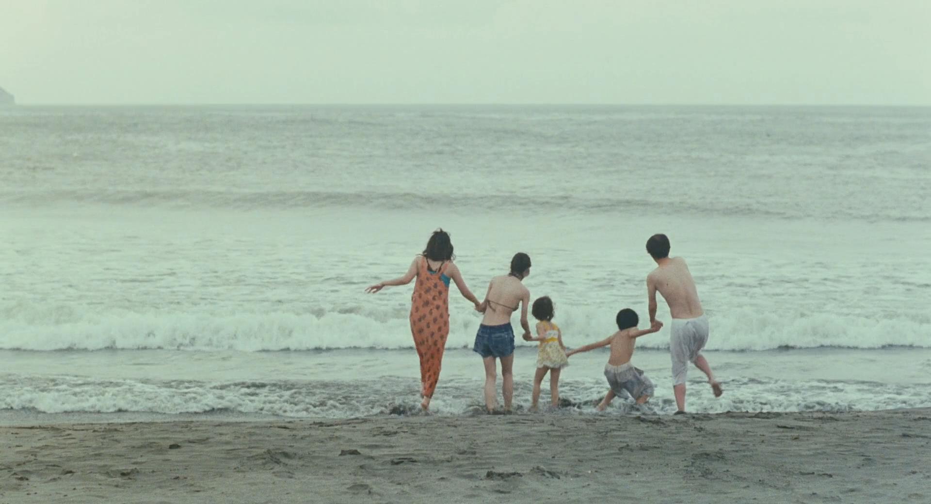  剧照：小偷家族，导演：是枝裕和。 