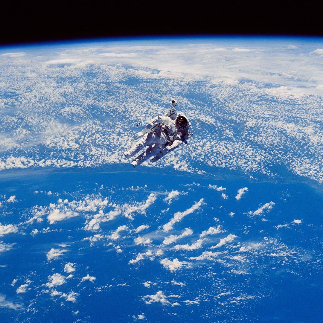  布鲁斯·麦克坎德雷斯在1984年的STS-41-B任务中完成人类历史上首次无系绳太空行走，来自NASA。 