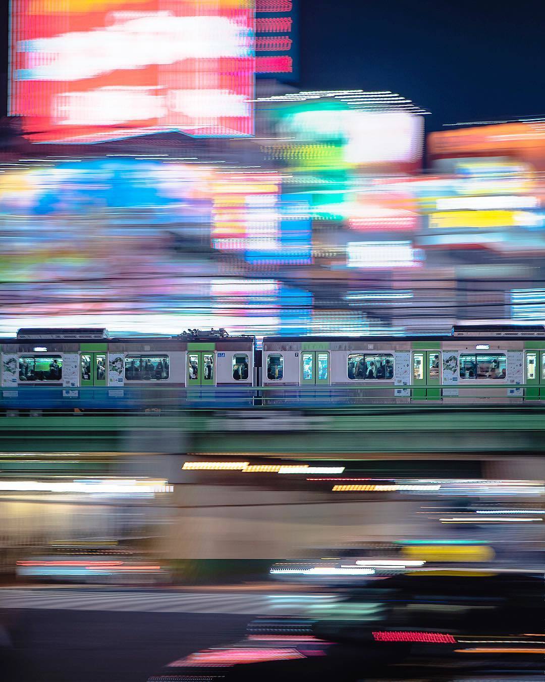  行进中的火车，Suke Umeda摄于日本东京。 