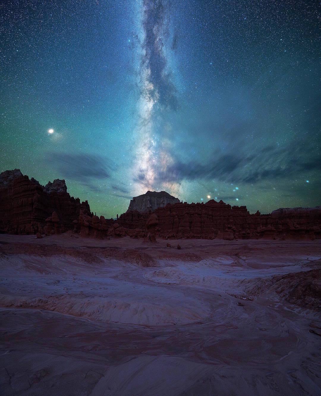  地精谷州立公园上空的银河，来自摄影师Derek Sturman。 