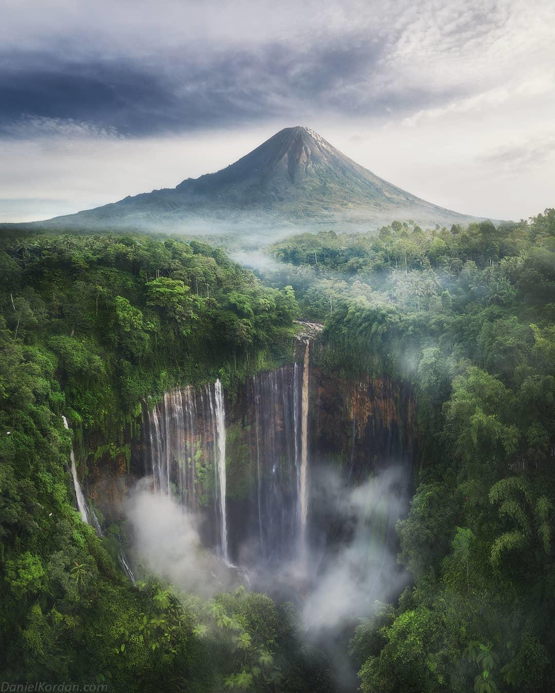  爪哇岛中部的林间瀑布，来自摄影师Daniel Kordan。 