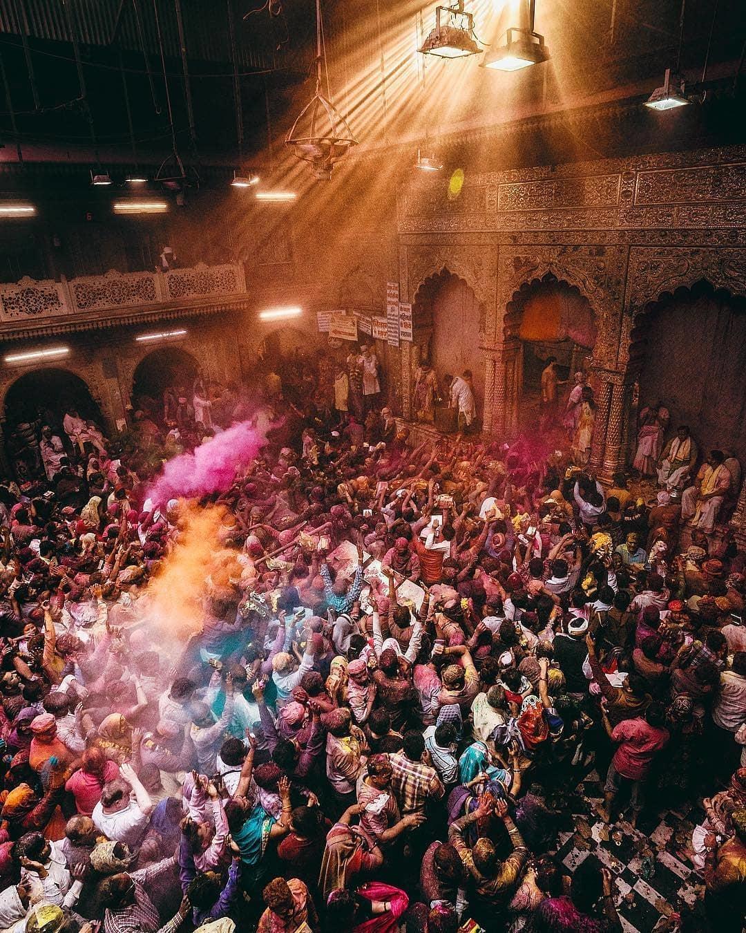  洒红节上的人们，来自摄影师Maharshi Patel。 