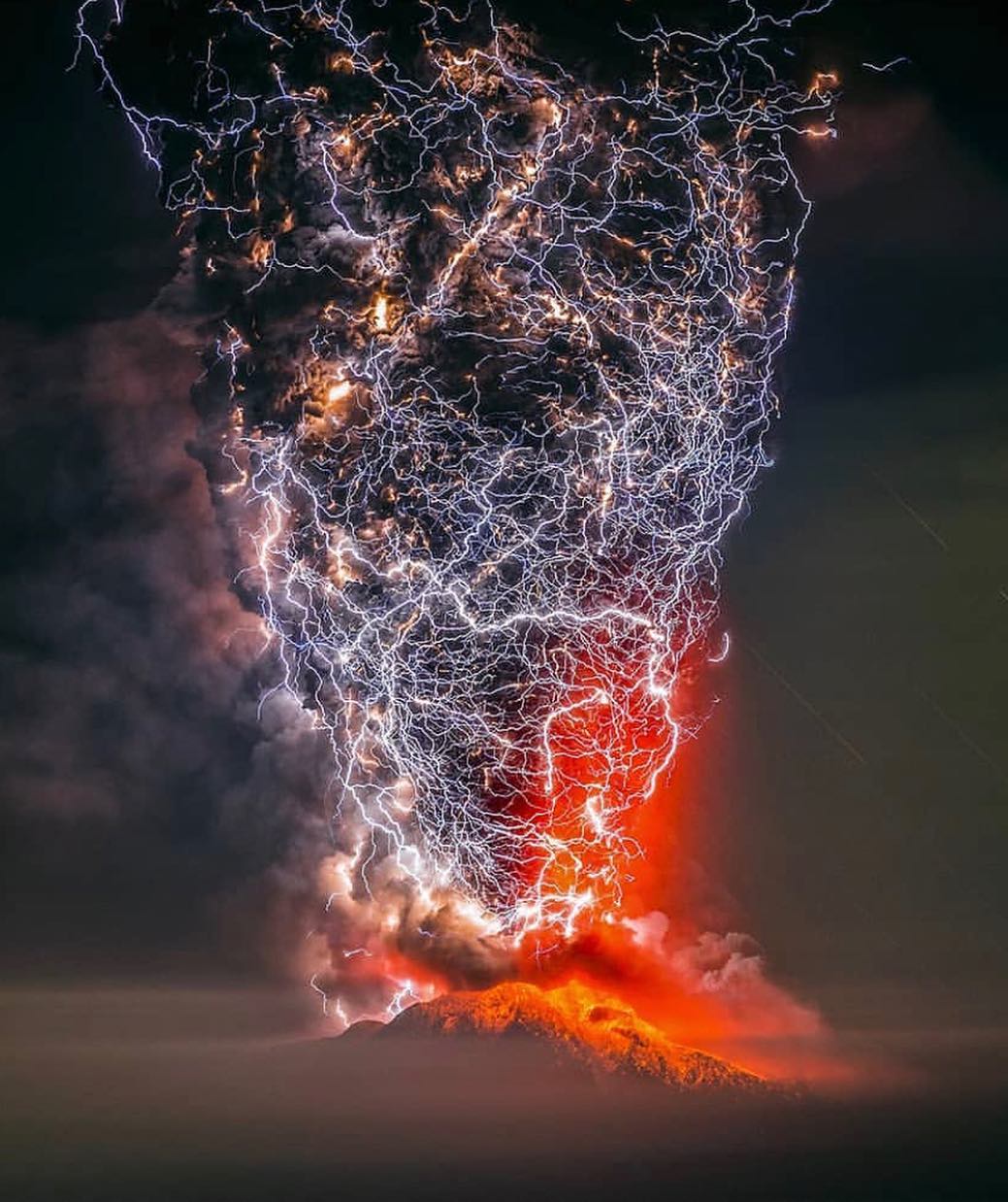 喷发的火山与闪电francisconegroni摄于智利弗雷西亚