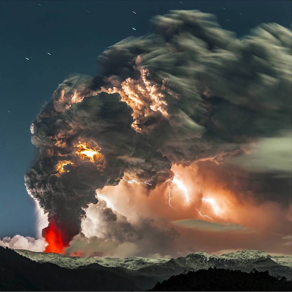 智利夜晚喷发的火山来自摄影师francisconegroni