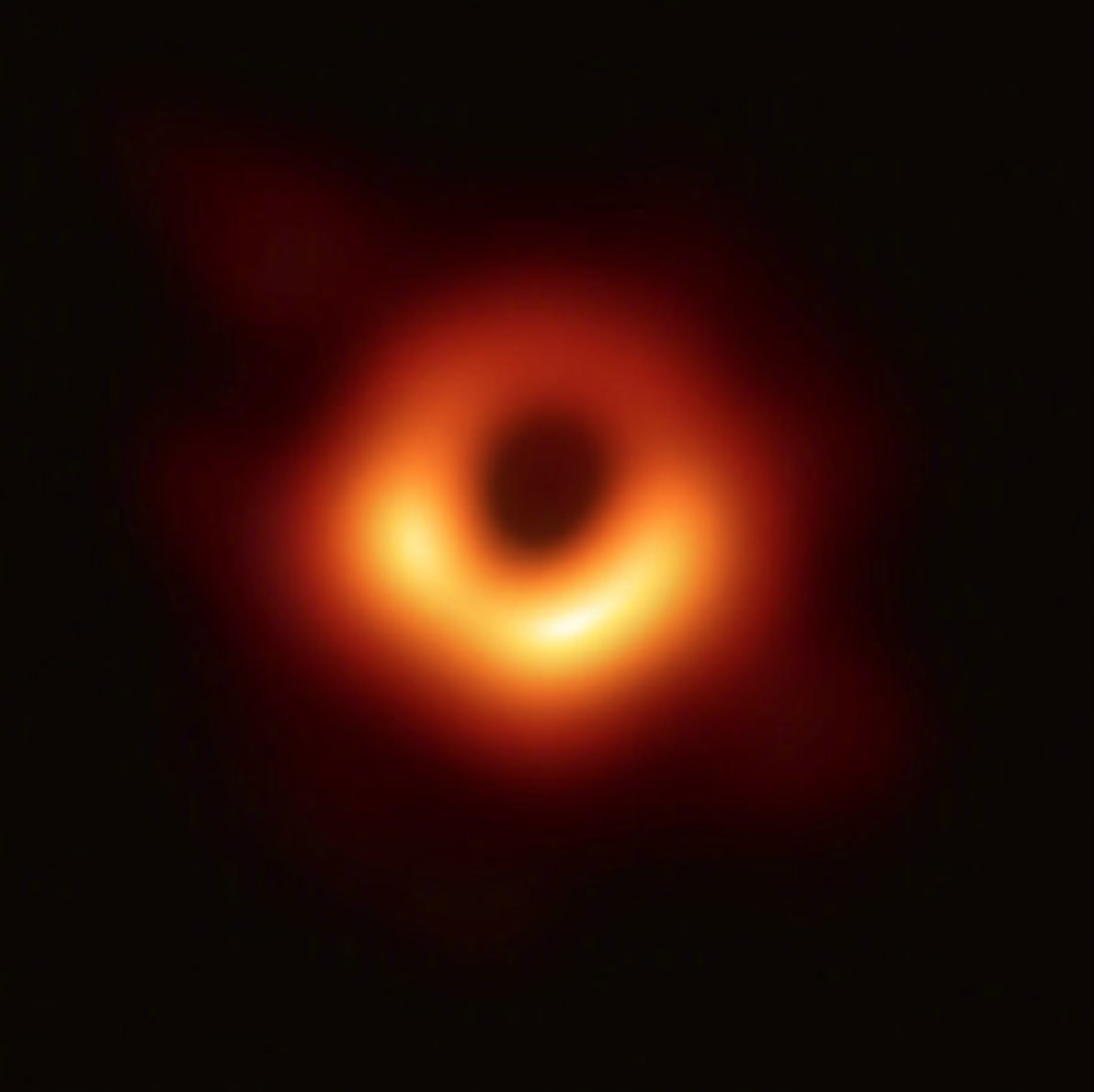  人类历史上首张黑洞照片。这个黑洞位于室女座超巨椭圆星系 M87中心，质量是太阳的 65 亿倍，距离地球大约 5500 万光年。图中，黑色的部分为黑洞投下的一个「阴影」，而外部明亮的部分是绕黑洞高速旋转的吸积盘。 
