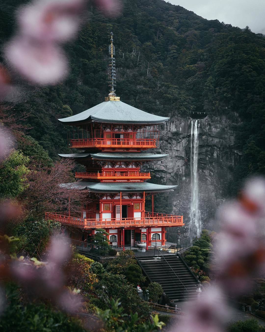  东京那智瀑布，来自摄影师Jordan Hammond。 