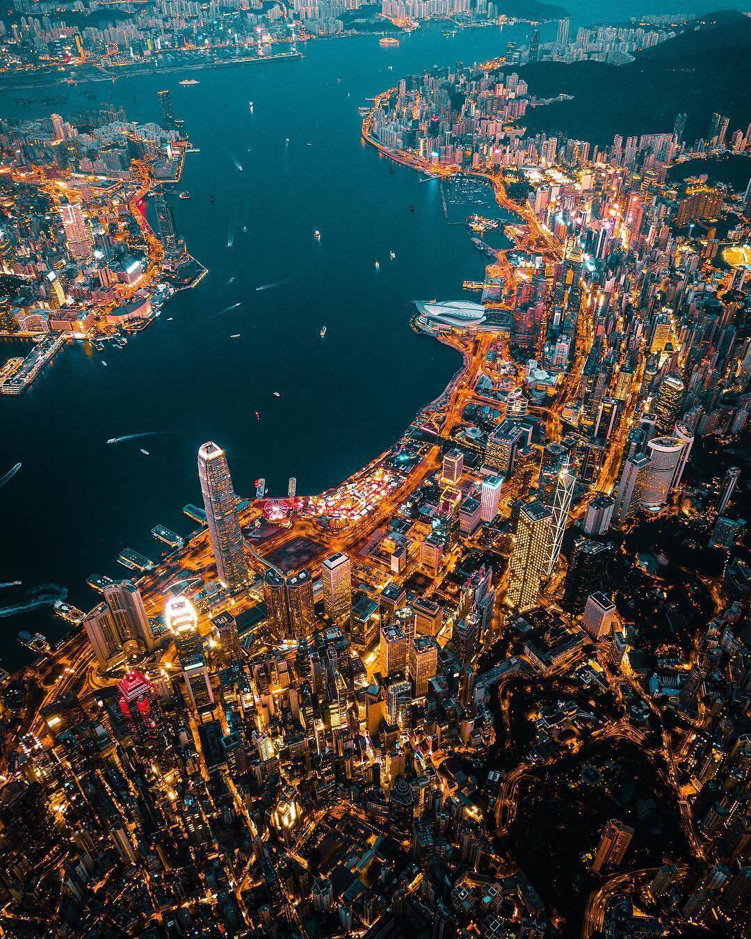  俯瞰夜幕下的香港，来自摄影师Martin。 