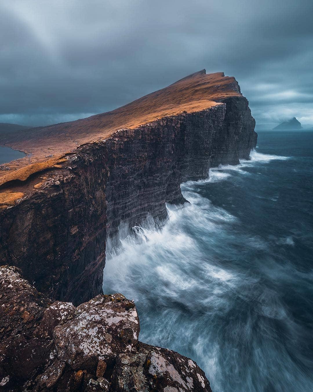  法罗群岛的峭壁，来自摄影师Faye Dunmall。 