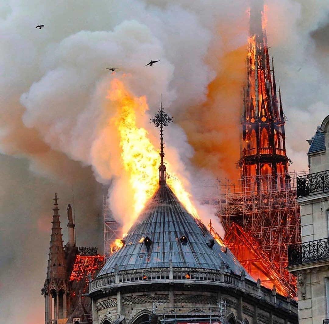  着火的巴黎圣母院（约建造于1163年到1250年间）。 