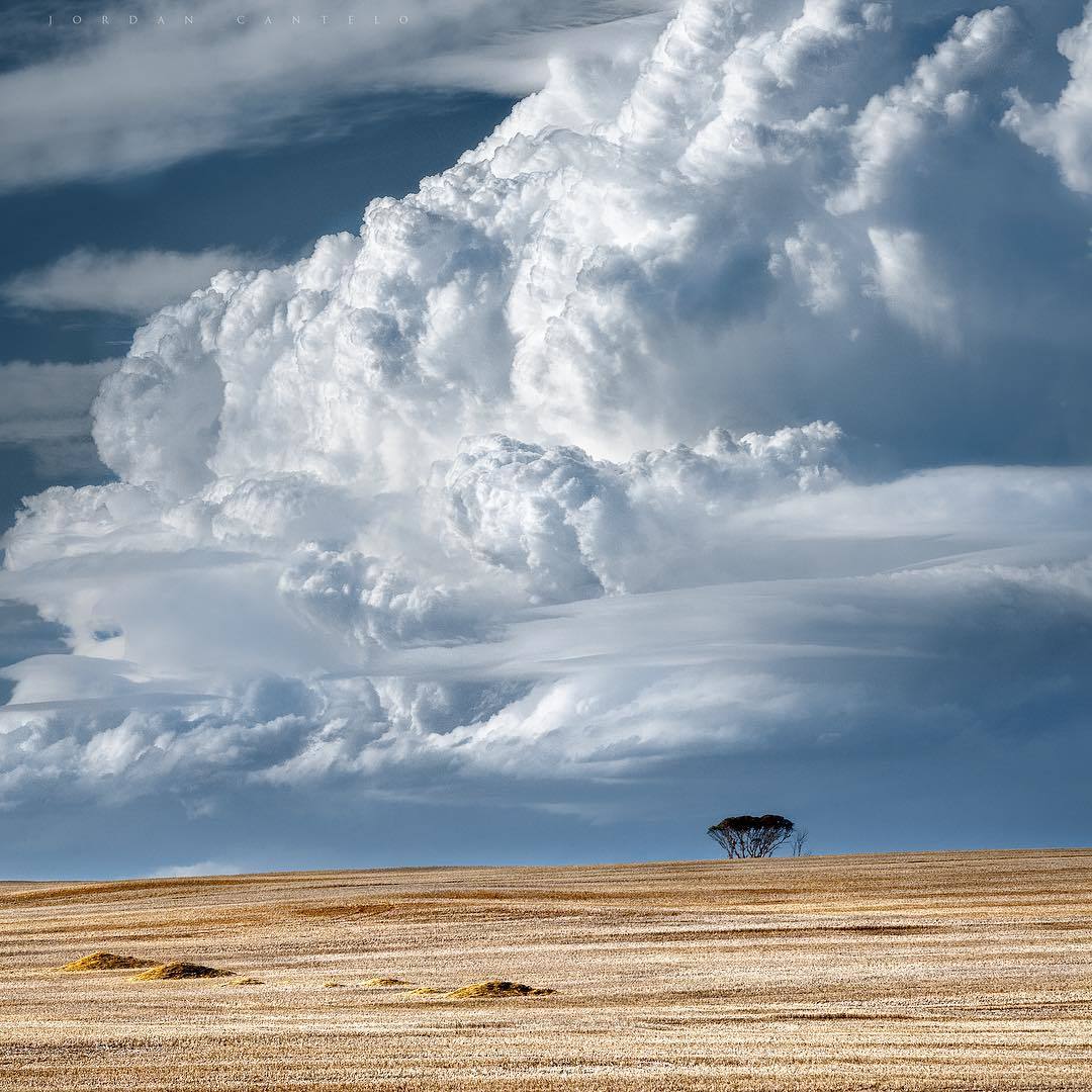  巨大的积雨云，来自摄影师Jordan Cantelo。 