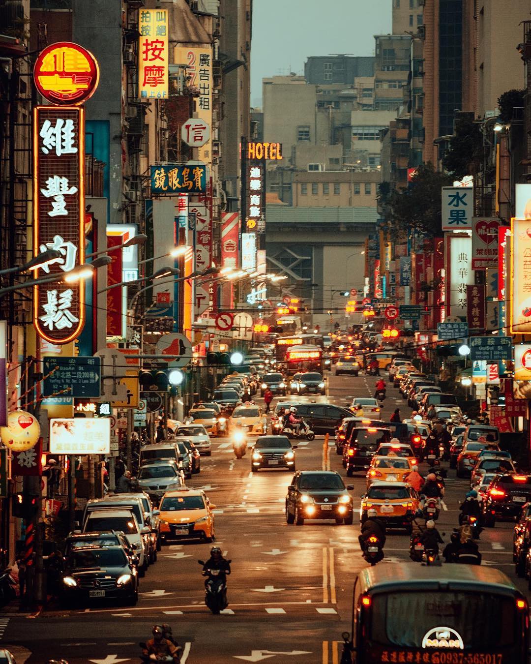 黄昏时分的台北街头来自摄影师joseph