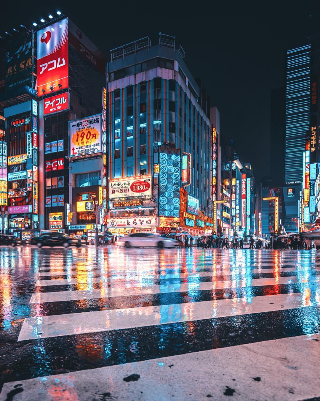  东京雨夜的街头，来自摄影师Fuse。 