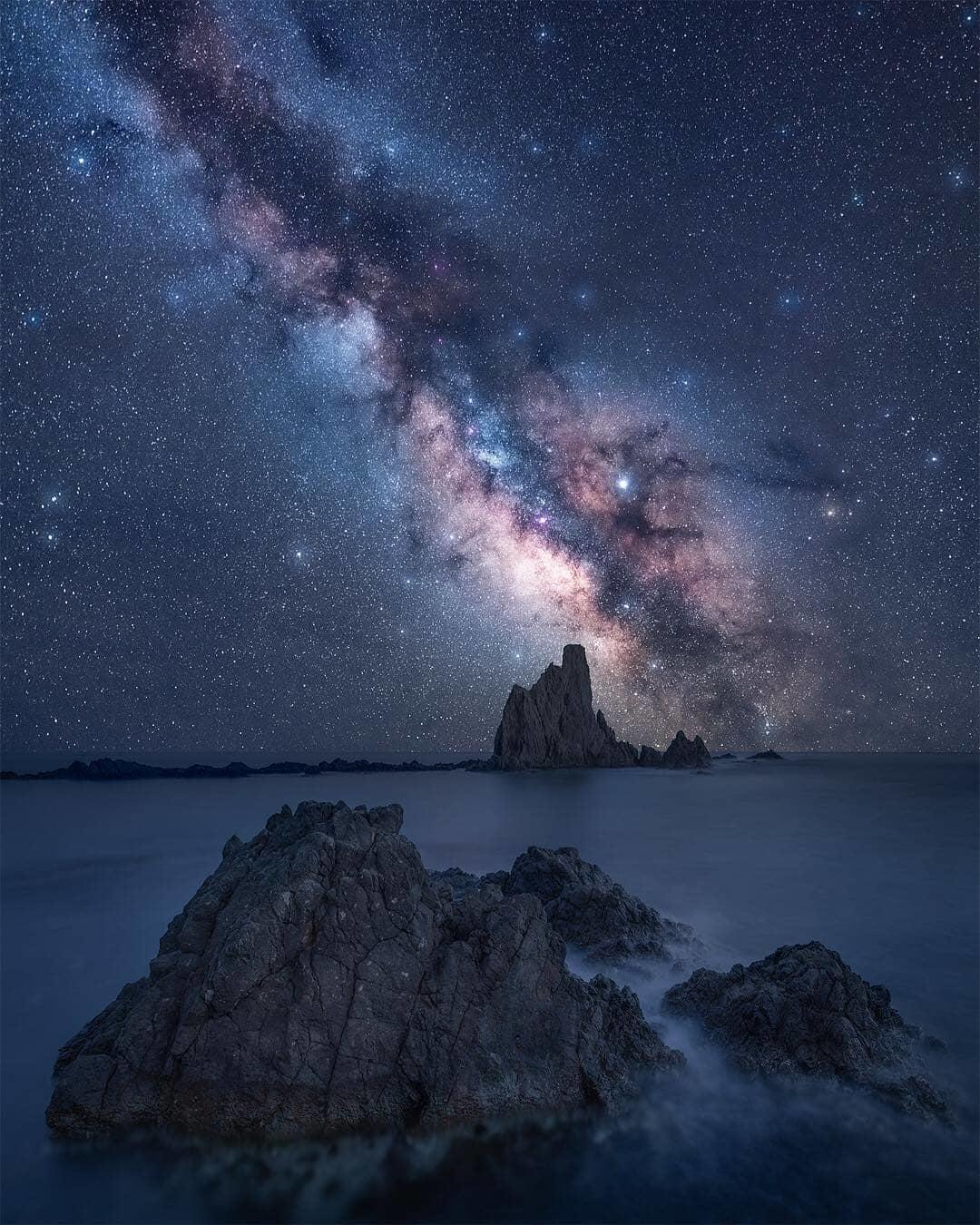  垂入海中的银河，来自摄影师Troy Crowder。 