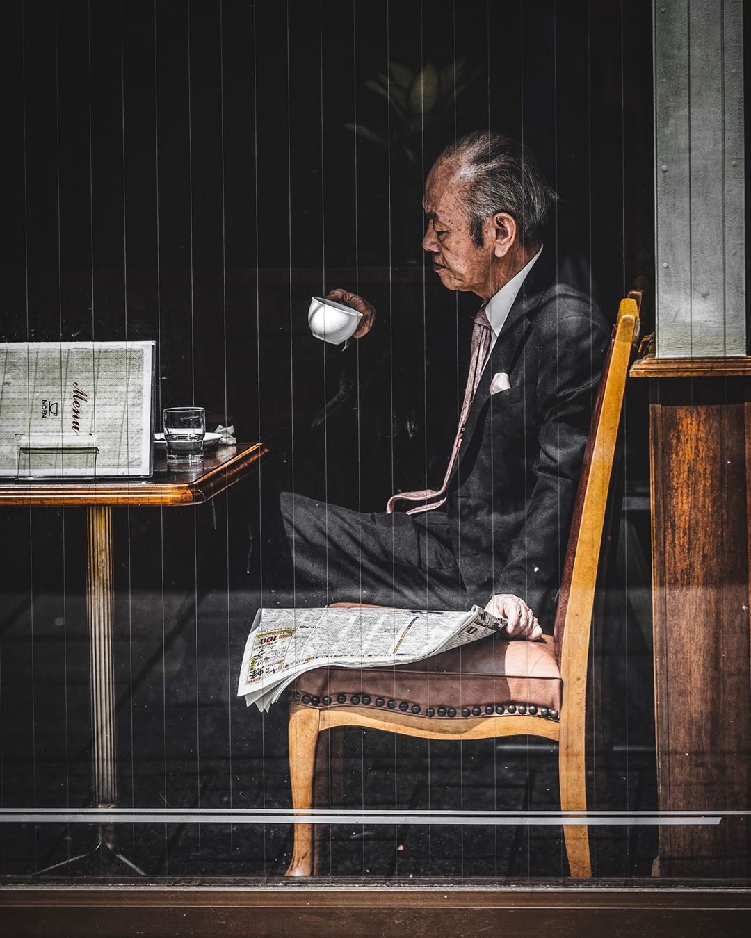  东京街头咖啡馆的老人，来自摄影师Yuya。 