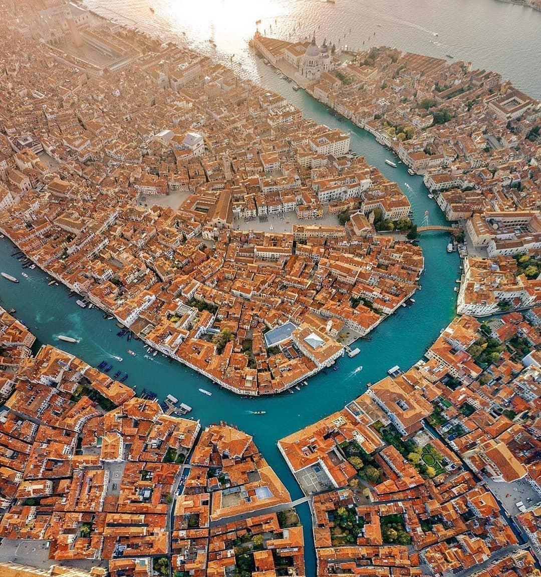  俯瞰意大利威尼斯，来自摄影师Bachir Moukarzel。 