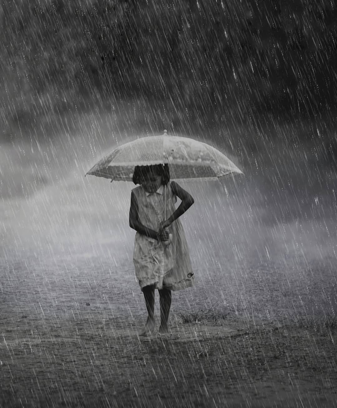 一个人在小雨中的图片图片