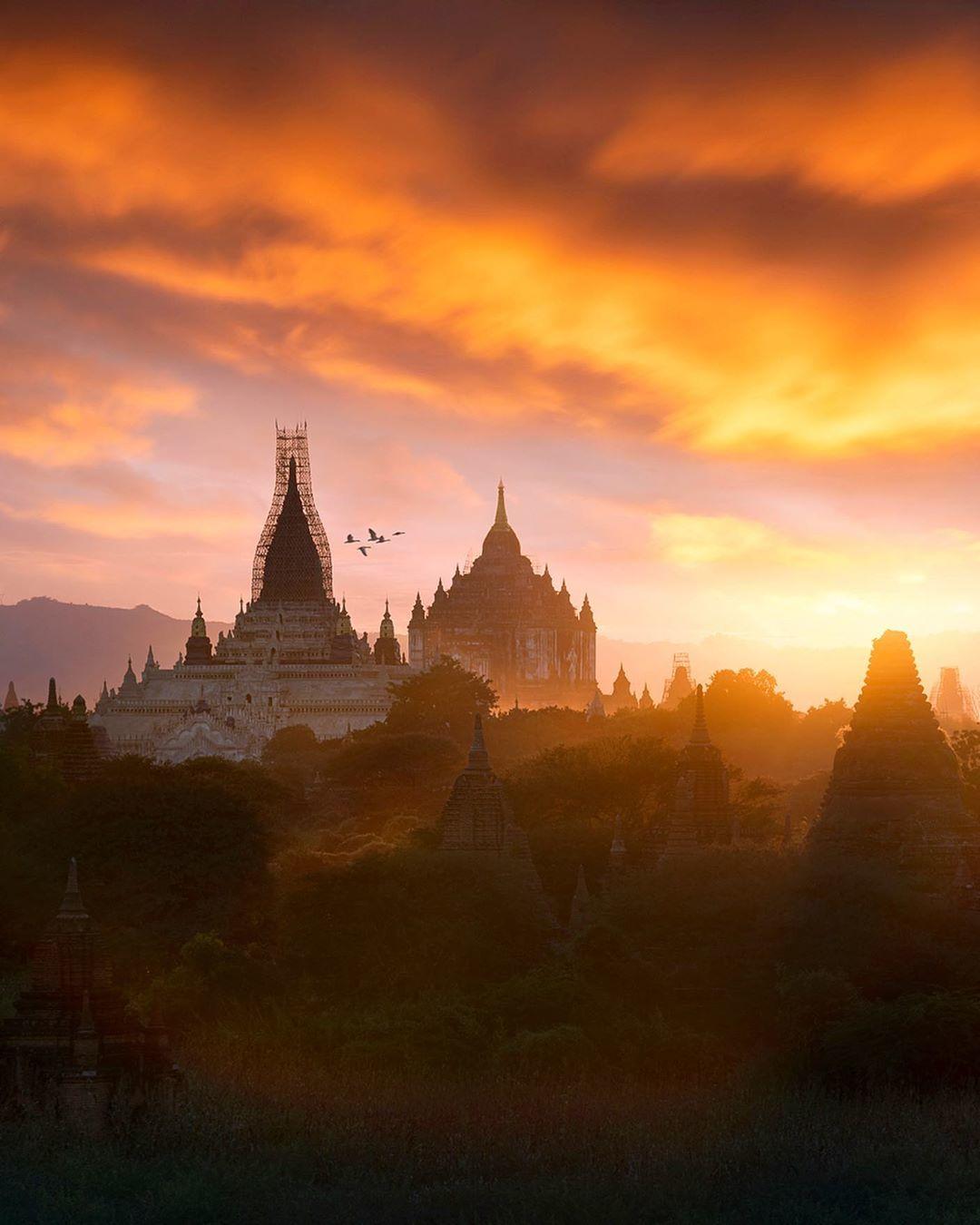  夕阳下的佛塔，Louis Chan摄于缅甸。 