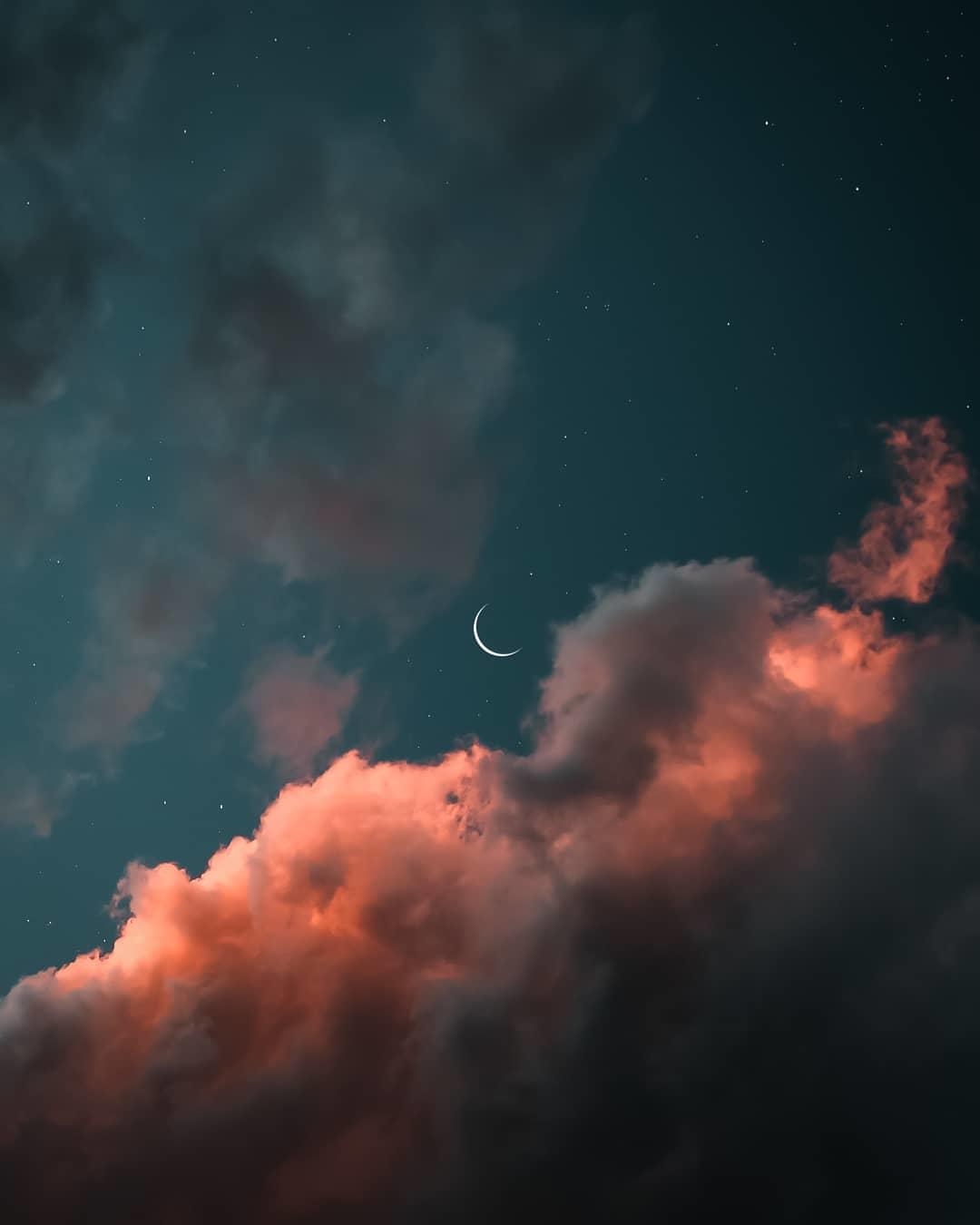  天边新月，来自摄影师Gokul Raj。 