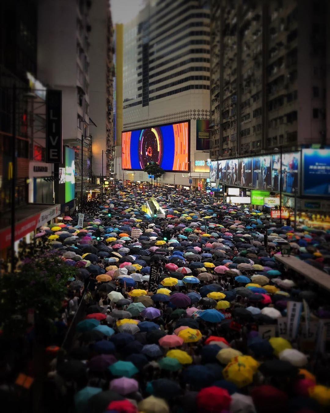  雨天的香港街头，来自摄影师KorrokeJ。 
