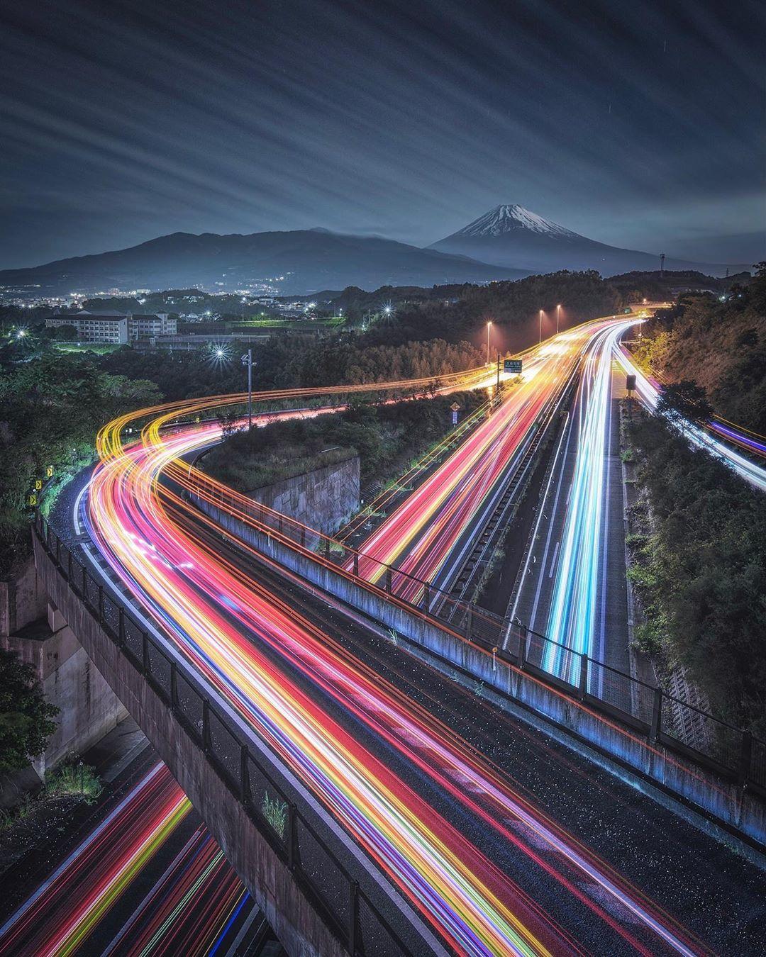  夜晚的高速公路，Shinya摄于日本静冈市。 