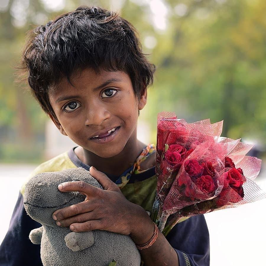  卖玫瑰花的男孩，Nimit Nigam摄于印度德里。 