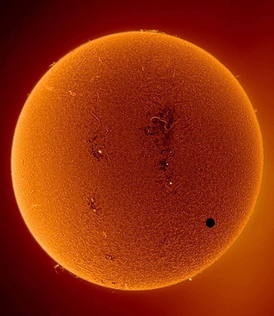  太阳和金星（右下角黑色圆圈），来自摄影师Ivar Kooren。 