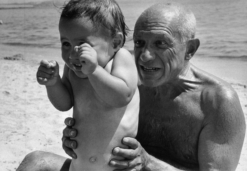  毕加索和他的儿子，Robert Cape摄于1948年8月。 