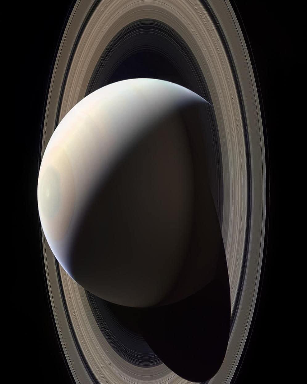  卡西尼号探测器拍摄的土星。 