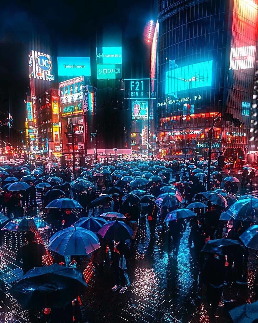 雨夜的东京街头，来自摄影师Kitsunetsuki。