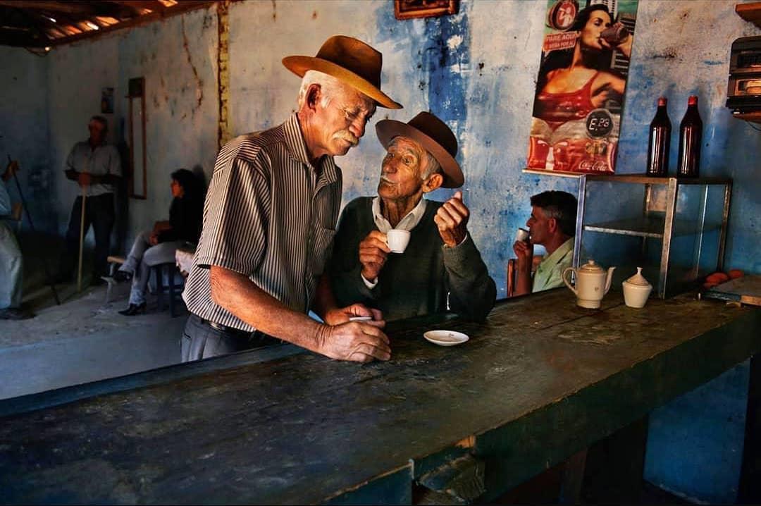  在咖啡馆喝咖啡的老人，Steve McCurry摄于巴西兰巴利。 
