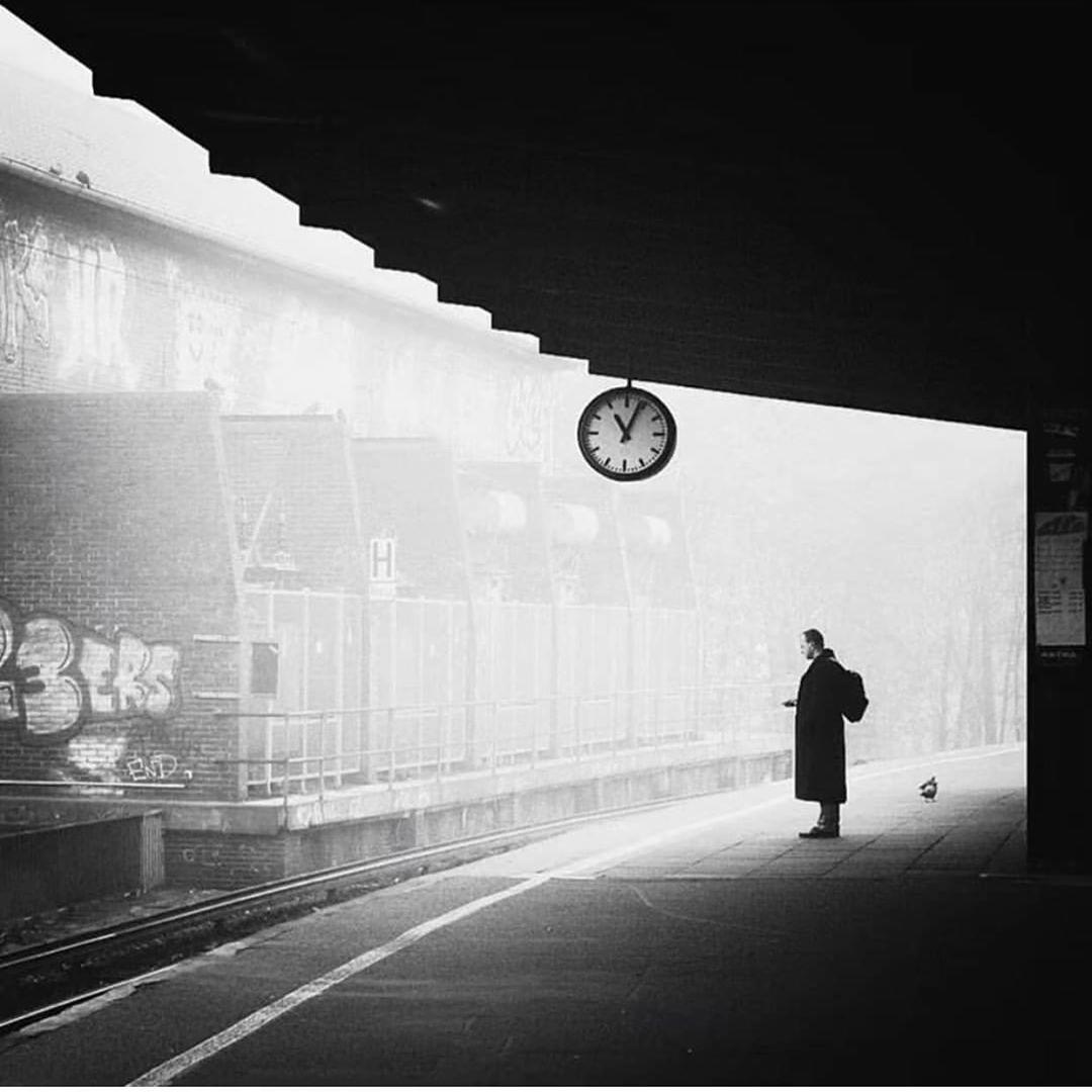  站台等待的人， 来自摄影师Kai Ziehl。 