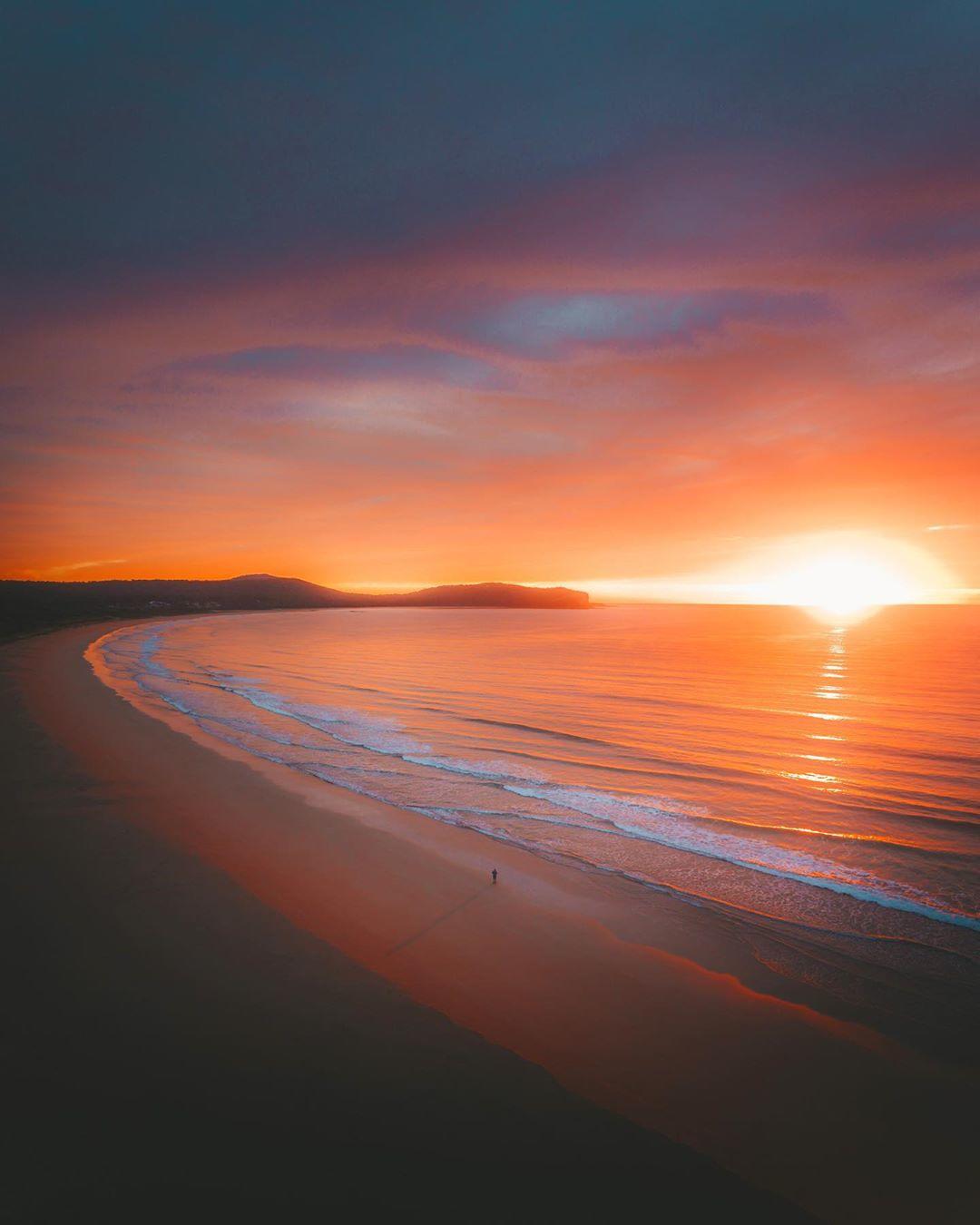  日出下的海滩，来自摄影师Josh Burkinshaw。 
