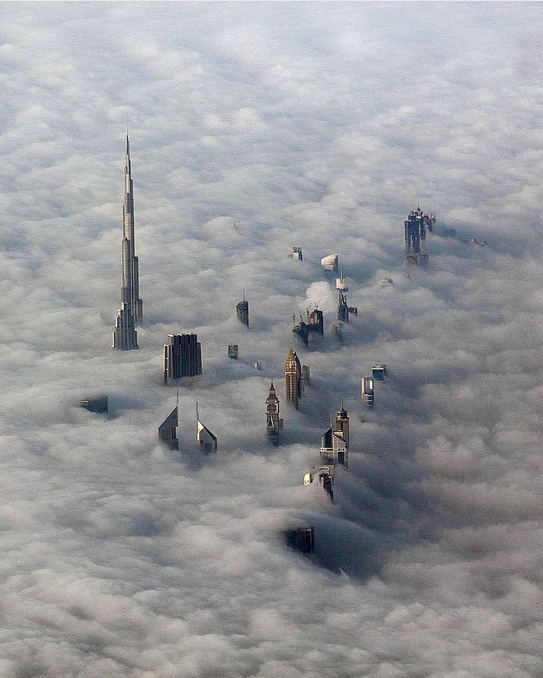  云雾之上的迪拜，来自摄影师Carsten Witte。 